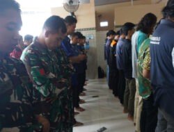 Indahnya Kebersamaan, Satgas TMMD Reguler Ke-125 Kodim 0735/Surakarta Laksanakan Shalat Jum’at Bersama Warga