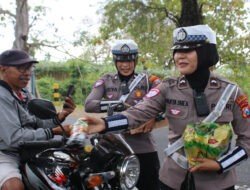 Polwan Polres Bondowoso Berbagi Minuman, Suasana Antrian BBM di SPBU Jadi Segar
