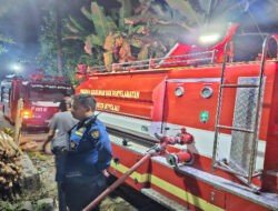 Babinsa Sambi Sigap Bantu Padamkan Kebakaran Gudang Tongkat Pramuka di Boyolali