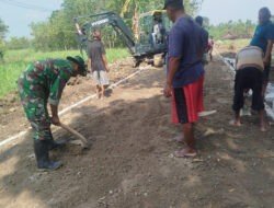 Bersama Warga Masyarakat, Babinsa Posramil Gerih Gotong Royong Bangun Jalan Penghubung Desa