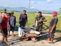Sambut HUT ke-80 Kemerdekaan RI, Babinsa Kodim Ponorogo Ajak Warga Bersih Bersih Lingkungan