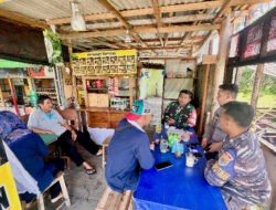 Jalin Kedekatan Dengan Warga, Babinsa Koramil 0801/01 Pacitan Lakukan Komsos