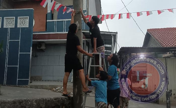 Menghias lingkungan Nuansa Merah Putih, Warga Gotong Royong Menyambut Kemerdekaan RI 80 TH