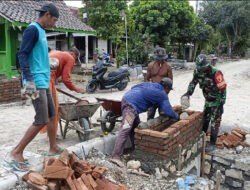 Babinsa Bringin dan Warga Bahu membahu Bangun Gapura Desa