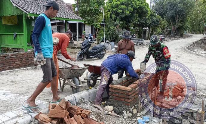 Babinsa Bringin dan Warga Bahu membahu Bangun Gapura Desa