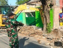 Gunakan Alat Berat, Satgas TMMD Ke-125 Kodim 0735/Surakarta Bersihkan Sisa Batang Pohon