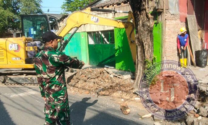 Gunakan Alat Berat, Satgas TMMD Ke-125 Kodim 0735/Surakarta Bersihkan Sisa Batang Pohon