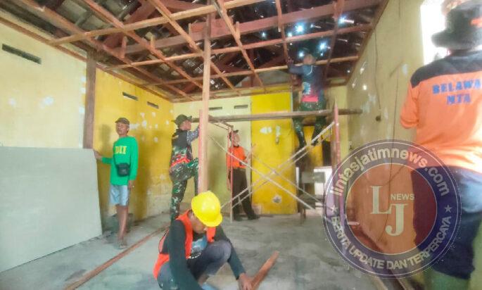 Sasaran Fisik Rehab RTLH TMMD Reguler Ke-125 Kodim 0735/Surakarta Garab Pemasangan Kerangka Plafon