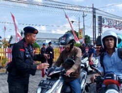 Sambut Hari Kemerdekaan RI ke – 80 Brimob Polda Jatim Berbagi 2000 Bendera Merah Putih di Pamekasan
