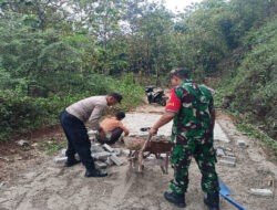 Babinsa Kodim Ponorogo Bantu Warga Pasang Paving