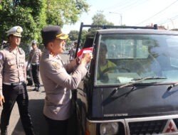 Polresta Banyuwangi Berbagi Bendera Merah Putih Sambut HUT Kemerdekaan RI ke – 80
