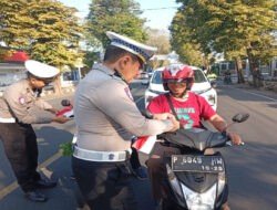 Merah Putih di Jalanan Jember: Polisi Ajak Warga Sambut HUT RI ke – 80 Gelorakan Semangat Nasionalisme