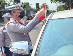 Semarak Jelang Hari Kemerdekaan RI ke -80, Polisi Berbagi Bendera Merah Putih di Nganjuk