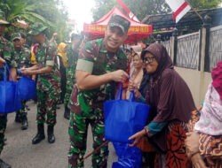 Kunjungi TMMD Reguler Ke-125 Kodim 0735/Surakarta, Ketua Tim Wasev Mabes TNI Berikan Bantuan Sembako Kepada Warga