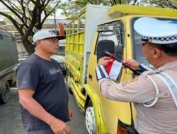 Polres Pacitan Pupuk Jiwa Nasionalisme Jelang HUT ke-80 RI, Berbagi Ratusan Bendera Merah Putih