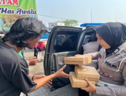 Polwan Polres Pasuruan Berbagi Nasi Kotak dalam Giat Rutin “Jumat Berkah”