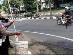Polisi Sigap Padamkan Asap dari Truk di GKB, Cegah Potensi Kebakaran