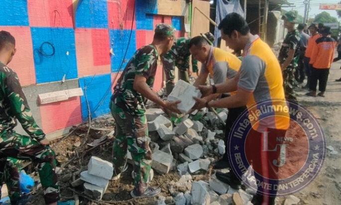 Memasuki Hari Ke-18, Satgas TMMD Reguler Ke-125 Kodim 0735/Surakarta Bahu-membahu Kebut Sasaran Fisik Perbaikan Saluran Air