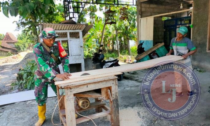 Babinsa Juwangi Sambangi Perajin Pintu Kayu, Bangun Silaturahmi dan Beri Motivasi