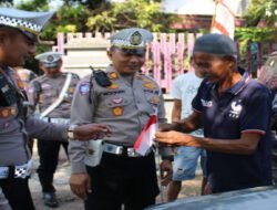 Polisi Gelorakan Semangat Nasionalisme Ratusan Bendera Merah Putih Dibagikan untuk Pengemudi di Bondowoso