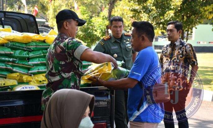 Babinsa Kodim Ponorogo Terjun ke Sawah Bantu Petani Tanam Padi