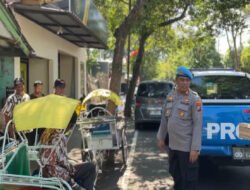 Polisi Peduli : Patroli Dialogis Polresta Banyuwangi Sambil Berbagi Nasi Untuk Abang Becak
