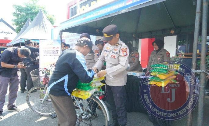 Polres Ponorogo Gelar Pasar Murah, Sediakan 47 ton Beras Warga Sambut Antusias