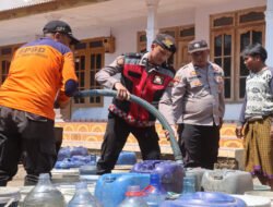 Polsi Peduli : Polres Probolinggo Gandeng BPBD Distribusikan Air Bersih untuk Warga Tiris