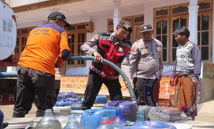 Polsi Peduli : Polres Probolinggo Gandeng BPBD Distribusikan Air Bersih untuk Warga Tiris