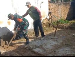 Warga Buat Rumah, Babinsa Kodim Ponorogo Bantu Gali Pondasi