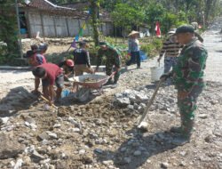 Satgas TMMD dan Warga Sarimulyo Perbaiki Gorong-Gorong, Cegah Jalan Utama Amblas