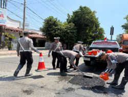 Peduli Keselamatan Masyarakat Polantas Polres Situbondo Tambal Jalan Berlubang Cegah Laka