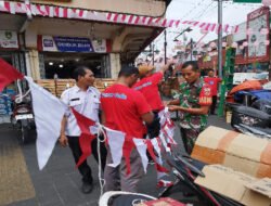Meriahkan HUT Kemerdekaan RI Ke-80, Babinsa Sudiroprajan Bantu Pemasangan Bendera Merah Putih dan Umbul-umbul