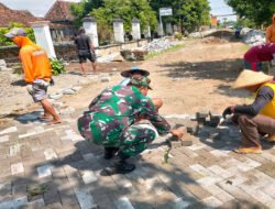 Manunggal Dengan Rakyat, Babinsa Koramil Geneng Bantu Warga Pasang Paving Jalan Desa