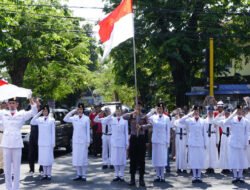 Satlantas Polres Pasuruan Gelar Upacara Detik-detik Proklamasi di Perempatan Gudang Garam Bangil