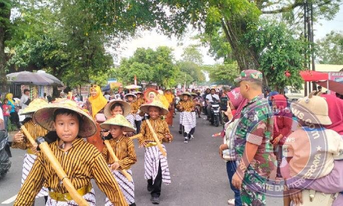 Babinsa Koramil Widodaren Amankan Pawai Budaya HUT Kemerdekaan RI Ke 80