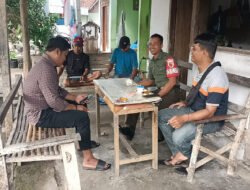 Sambil Ngopi, Sarana Binter Babinsa Kwadungan Untuk Lebih Dekat Jalin Silahturahmi Dengan Warganya Melalui Komsos