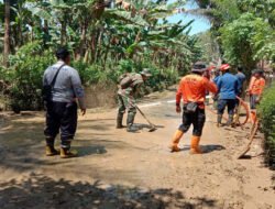 Banjir Rendam Desa Ngares Trenggalek, TNI-BPBD Sigap Bersihkan Lumpur Pasca Genangan