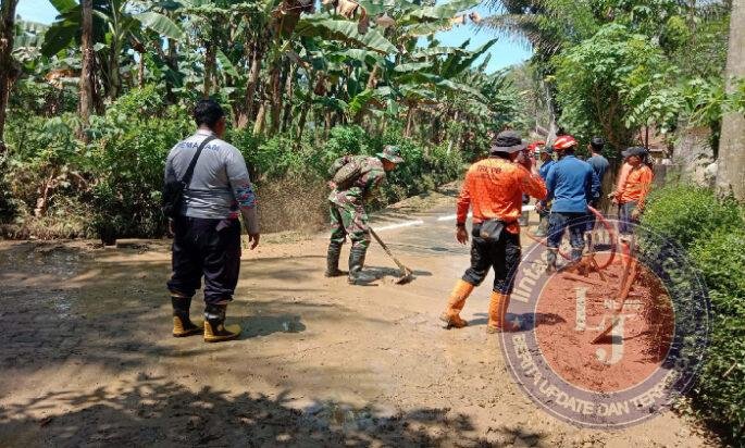 Banjir Rendam Desa Ngares Trenggalek, TNI-BPBD Sigap Bersihkan Lumpur Pasca Genangan