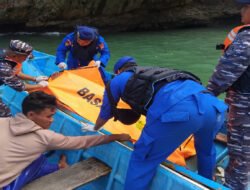 Gerak Cepat TNI, Polri, Poskamladu dan Tim Sar Evakuasi Penemuan Mayat di Pantai Pacitan