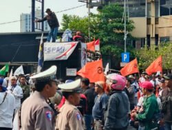 Karyawan Pabrik Kertas Mojokerto Gelar Demo Di TP 6 Surabaya