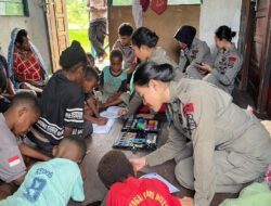 Polri Tanamkan Semangat Belajar kepada Anak-Anak di Kampung Yunad Melalui Pendekatan Humanis