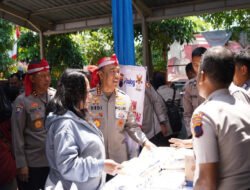 Wakapolri Beri Perhatian Khusus Kepada Biarawati dan Lansia Saat Bakti Sosial di Polsek Genuk