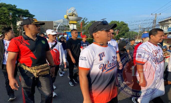 Sumedang Fun Walkers Meriahkan HUT RI ke-80, Dandim 0610/Sumedang Ikut Berjalan Sehat Bersama Ribuan Warga