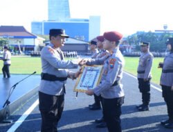 Kapolda Jatim Beri Penghargaan 73 Personel Berprestasi 4 Diantaranya Terima KPLB
