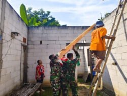 Babinsa Sumbangkan Tenaga Bantu Pembangunan RTLH dari Pemda dan Lazismu