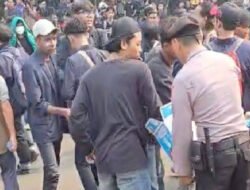 Polisi Bagikan Air Mineral kepada Massa Demo di Senayan