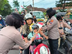 Aksi Simpatik Polisi Wanita Polresta Banyuwangi di Hari Jadi Polwan ke -77 Gatur Lalin Sambil Berbagi Coklat