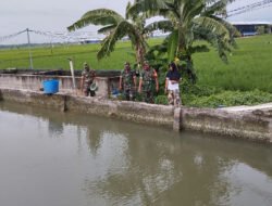 Babinsa Pantau Kolam Lele, Pastikan Ketersediaan Pakan Terjaga untuk Kesejahteraan Peternak