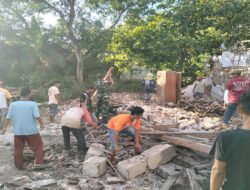 Rumah Warga Roboh, Babinsa Kodim Ponorogo Sigap Berikan Bantuan